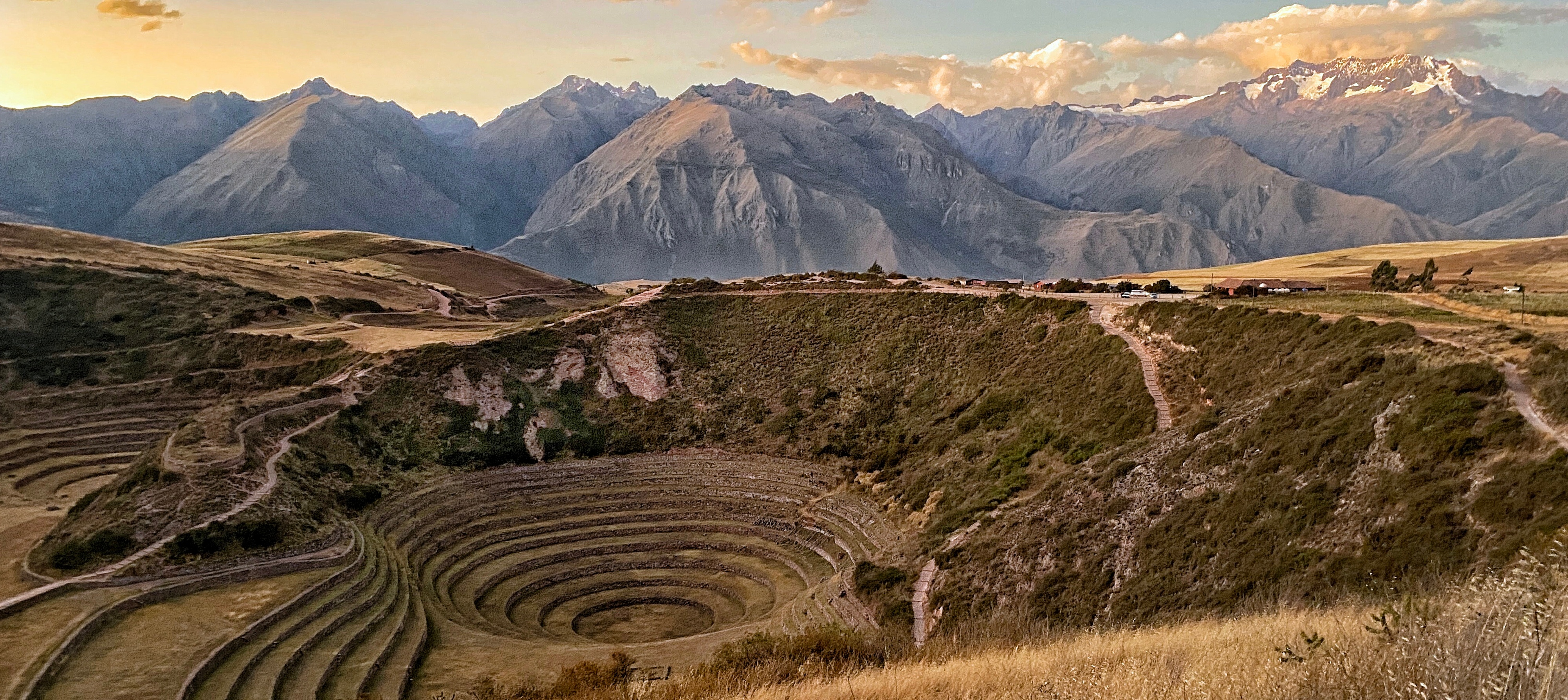 Panorama de montagnes et terrasses agricoles au Pérou